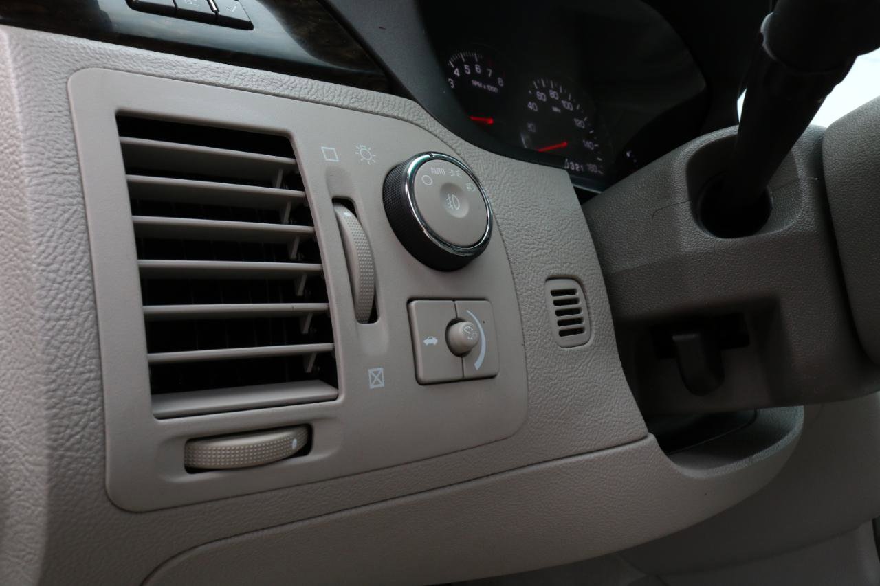 Used 2008 Cadillac DTS w/ Trunk Convenience Package FWD image 26