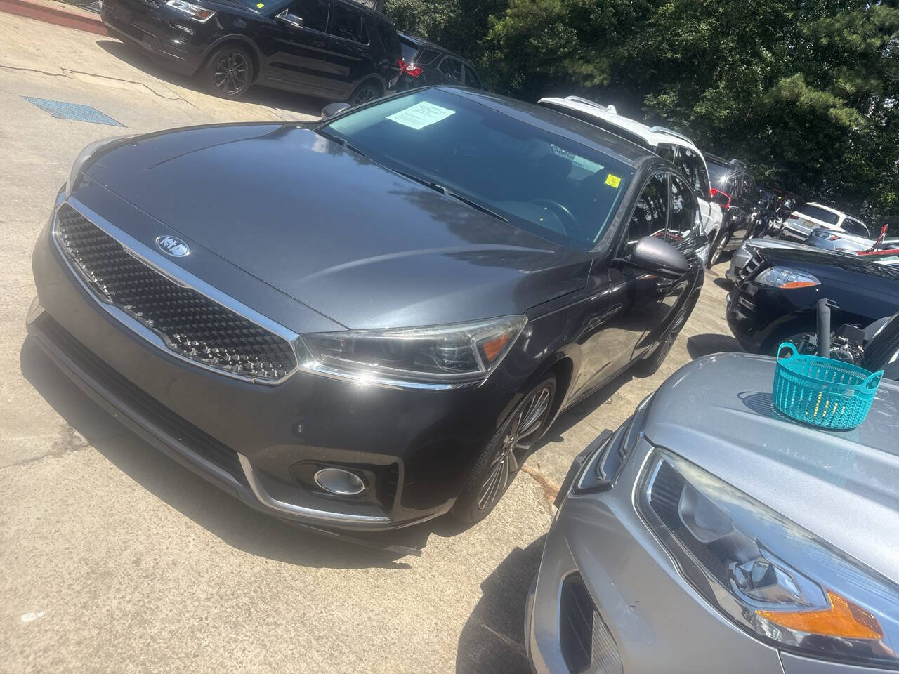 Used 2017 Kia Cadenza Premium w/ Luxury Package FWD image 4