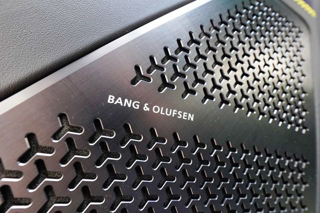 Used 2025 Lamborghini Urus SE image 73