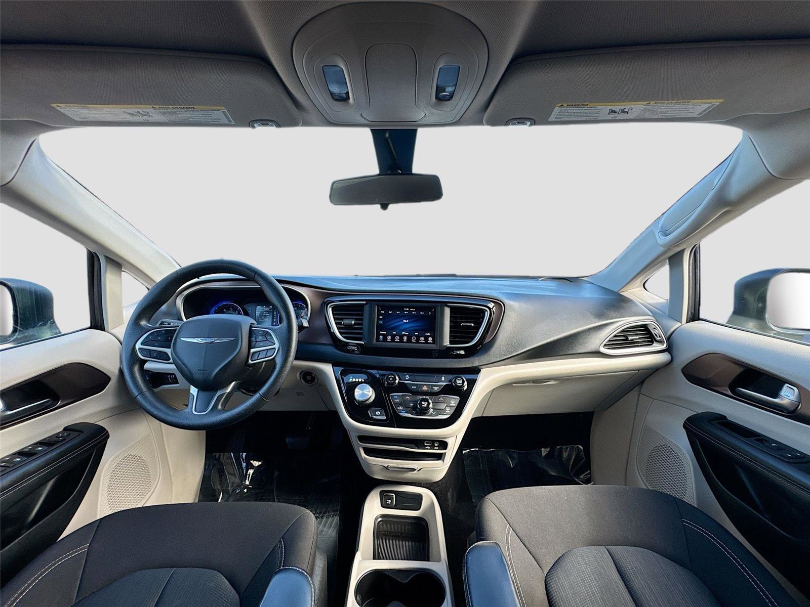 Used 2020 Chrysler Voyager L image 21