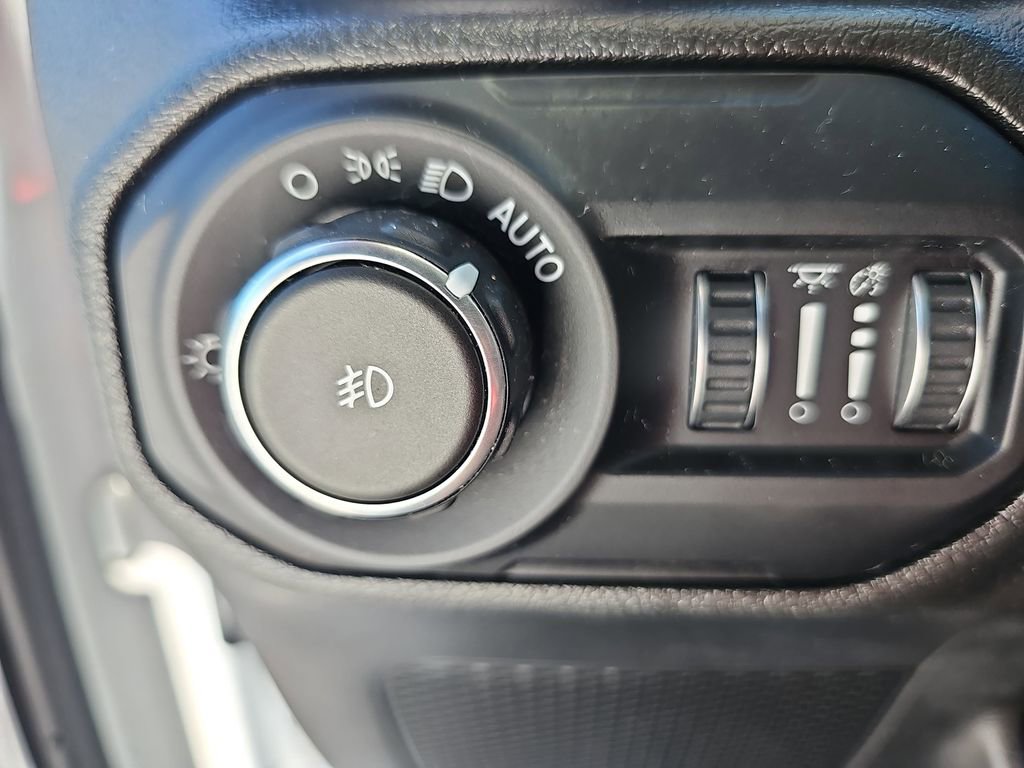 Used 2022 Jeep Wrangler Unlimited Sahara AWD/4WD image 30