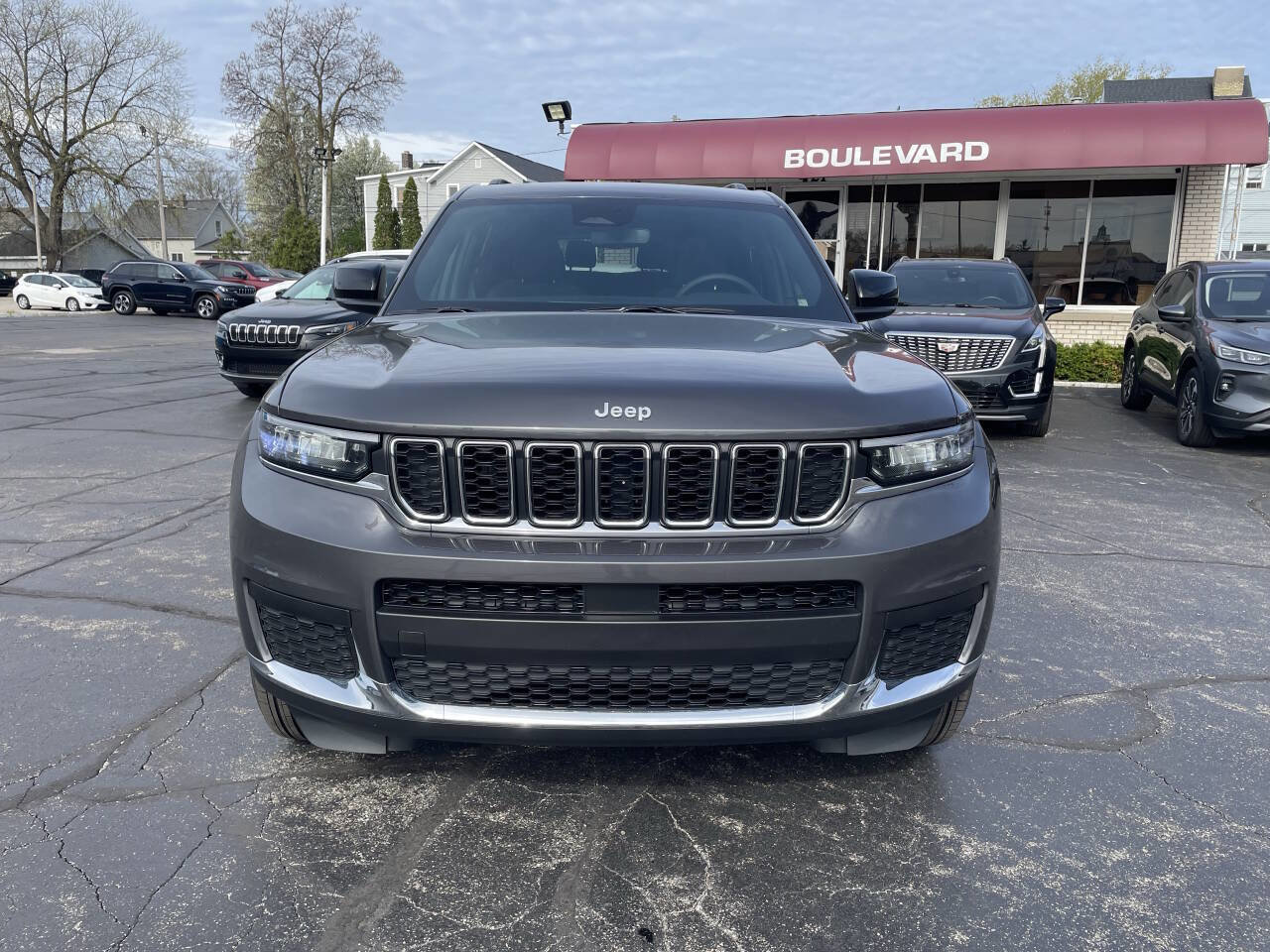 Used 2024 Jeep Grand Cherokee L Laredo w/ Luxury Tech Group I AWD/4WD image 12