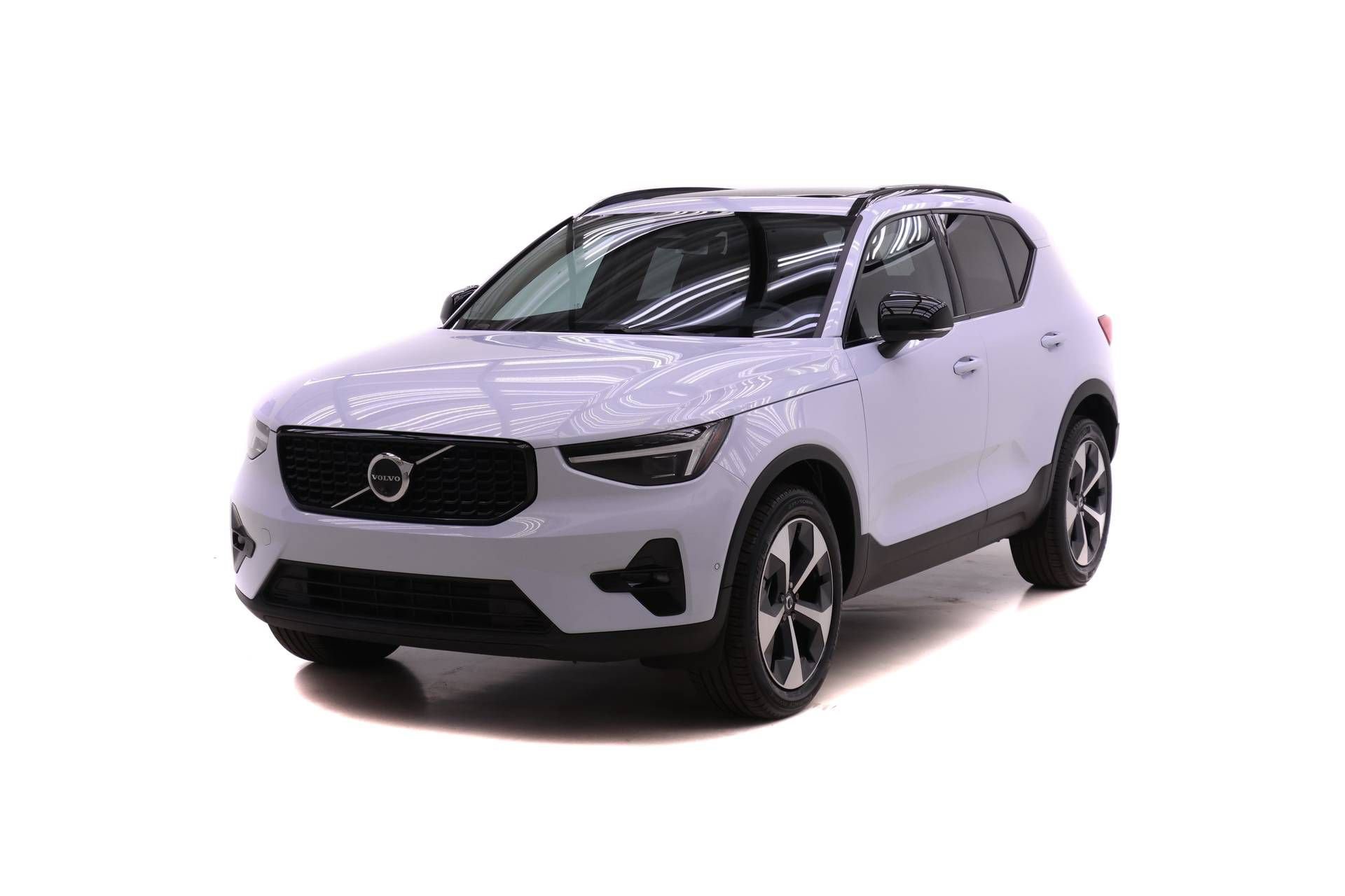New 2026 Volvo XC40 B5 Plus AWD/4WD image 1