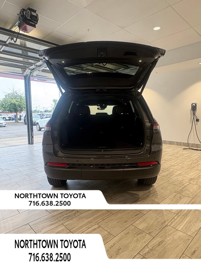 Used 2023 Jeep Grand Cherokee Altitude AWD/4WD image 21