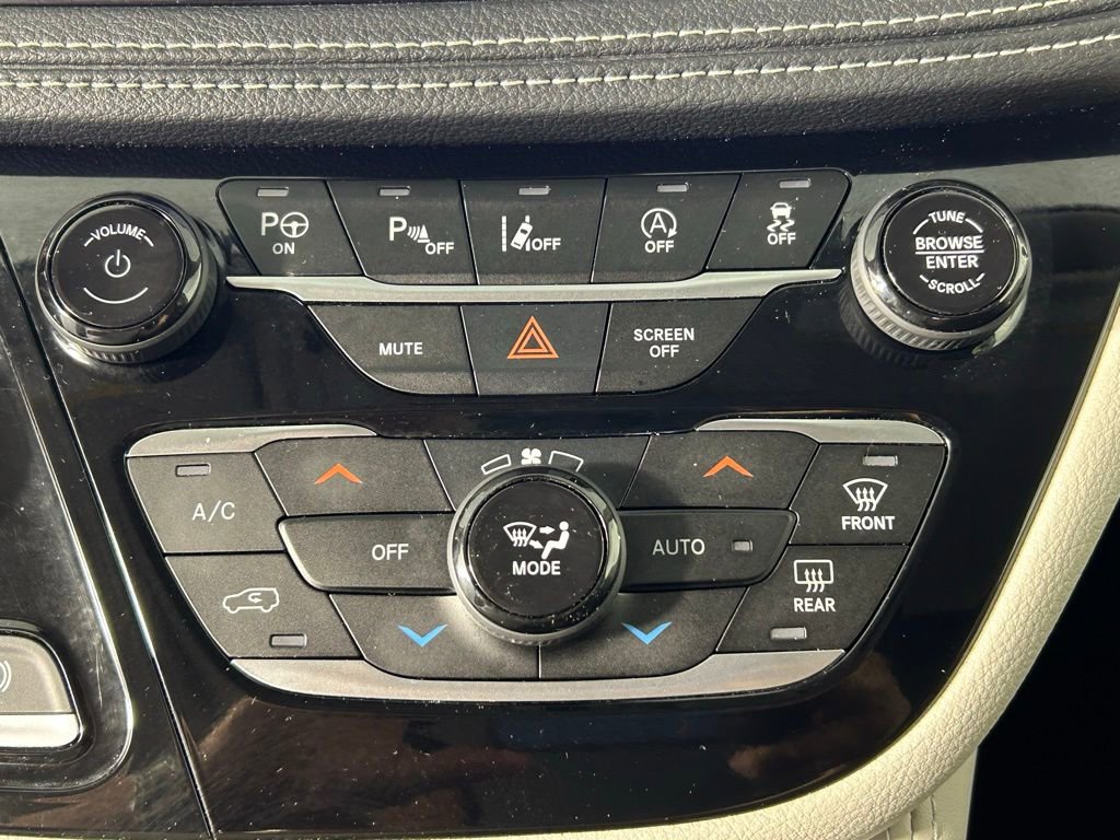 Used 2023 Chrysler Pacifica Limited FWD image 23
