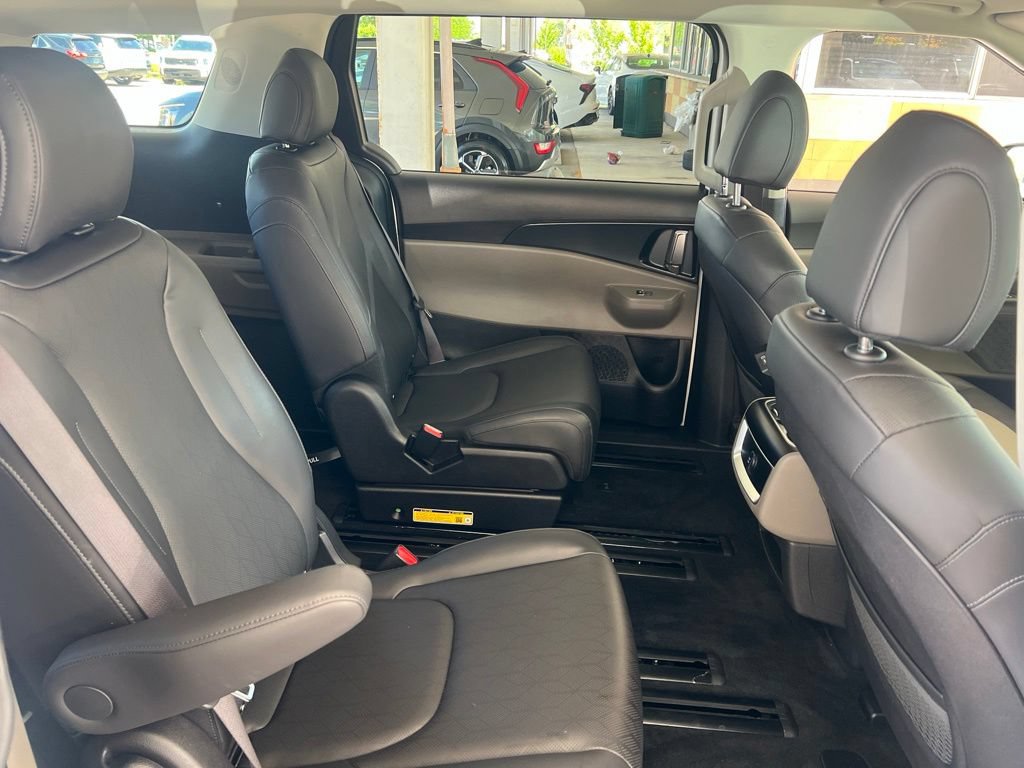 Certified 2025 Kia Carnival FWD image 12