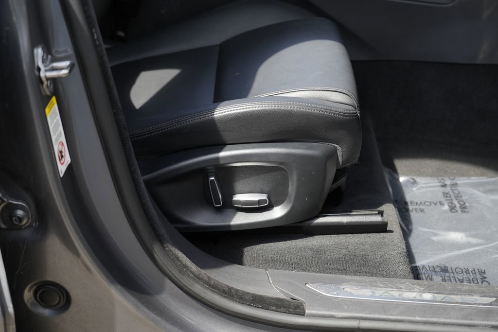 Used 2019 Jaguar F-PACE Premium image 34