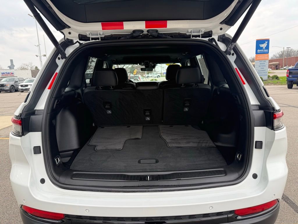 Used 2025 Jeep Grand Cherokee Altitude image 19