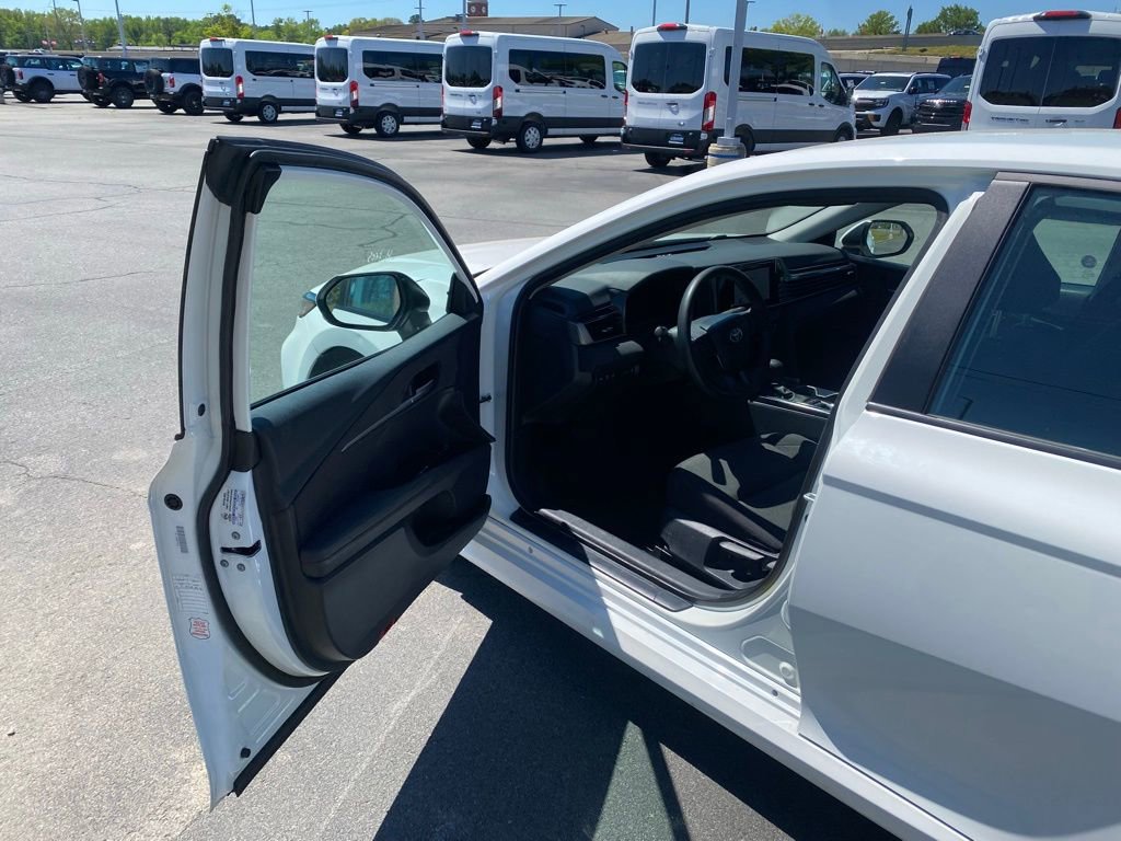 Used 2025 Toyota Camry LE image 9