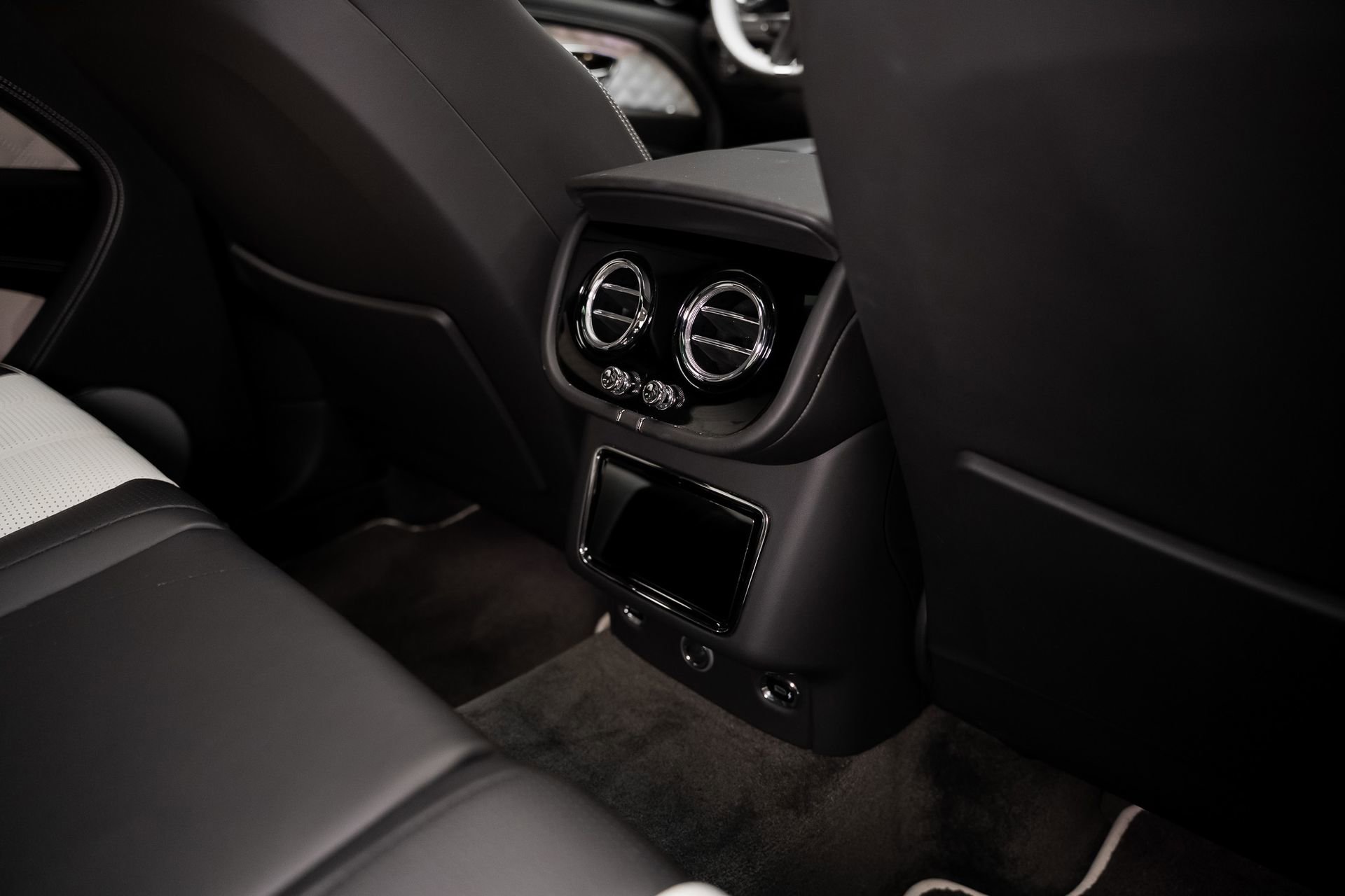 Used 2021 Bentley Bentayga Plug-In Hybrid image 69