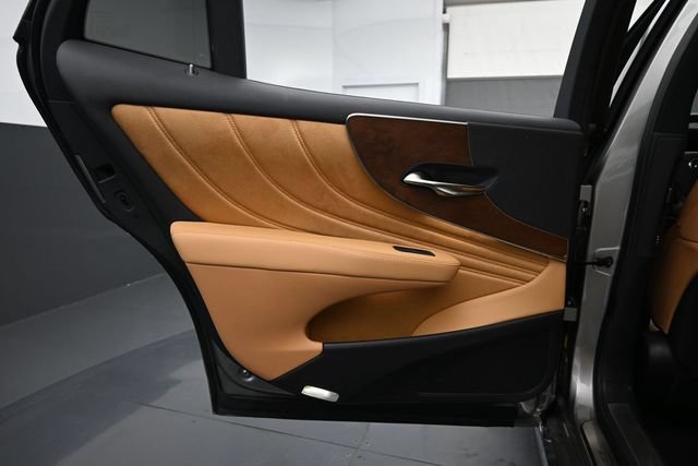 Used 2025 Lexus LS 500 w/ Accessory Package (Z1) RWD image 12