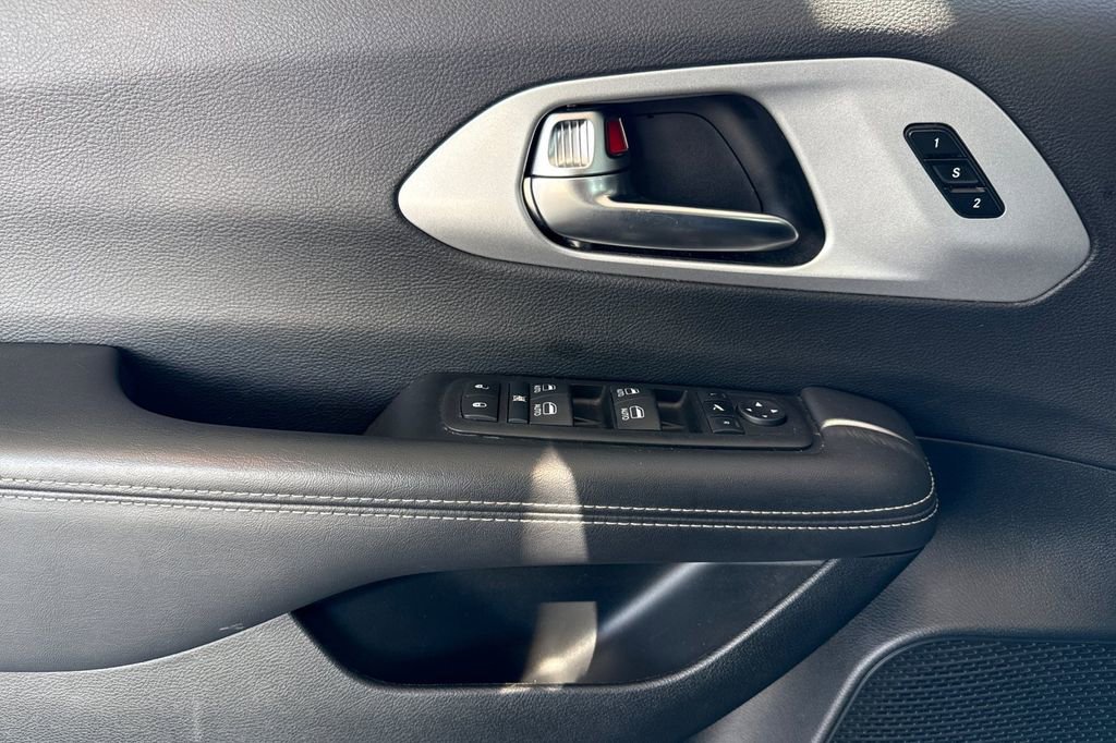 Used 2025 Chrysler Pacifica Limited image 17