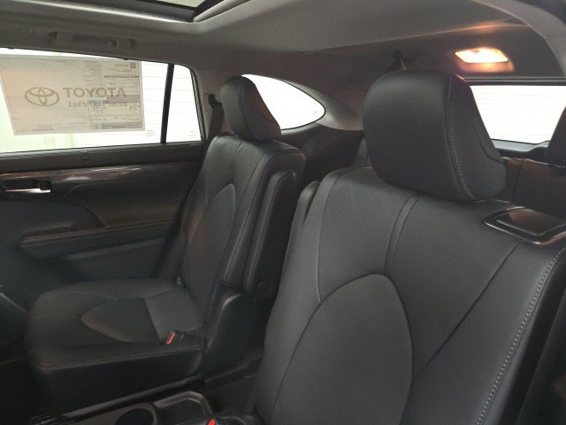 New 2026 Toyota Highlander Platinum AWD/4WD image 18