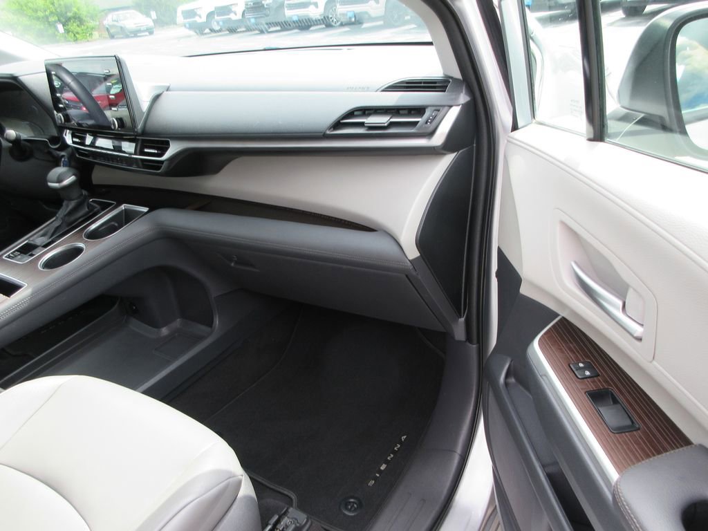 Used 2021 Toyota Sienna XLE FWD image 19