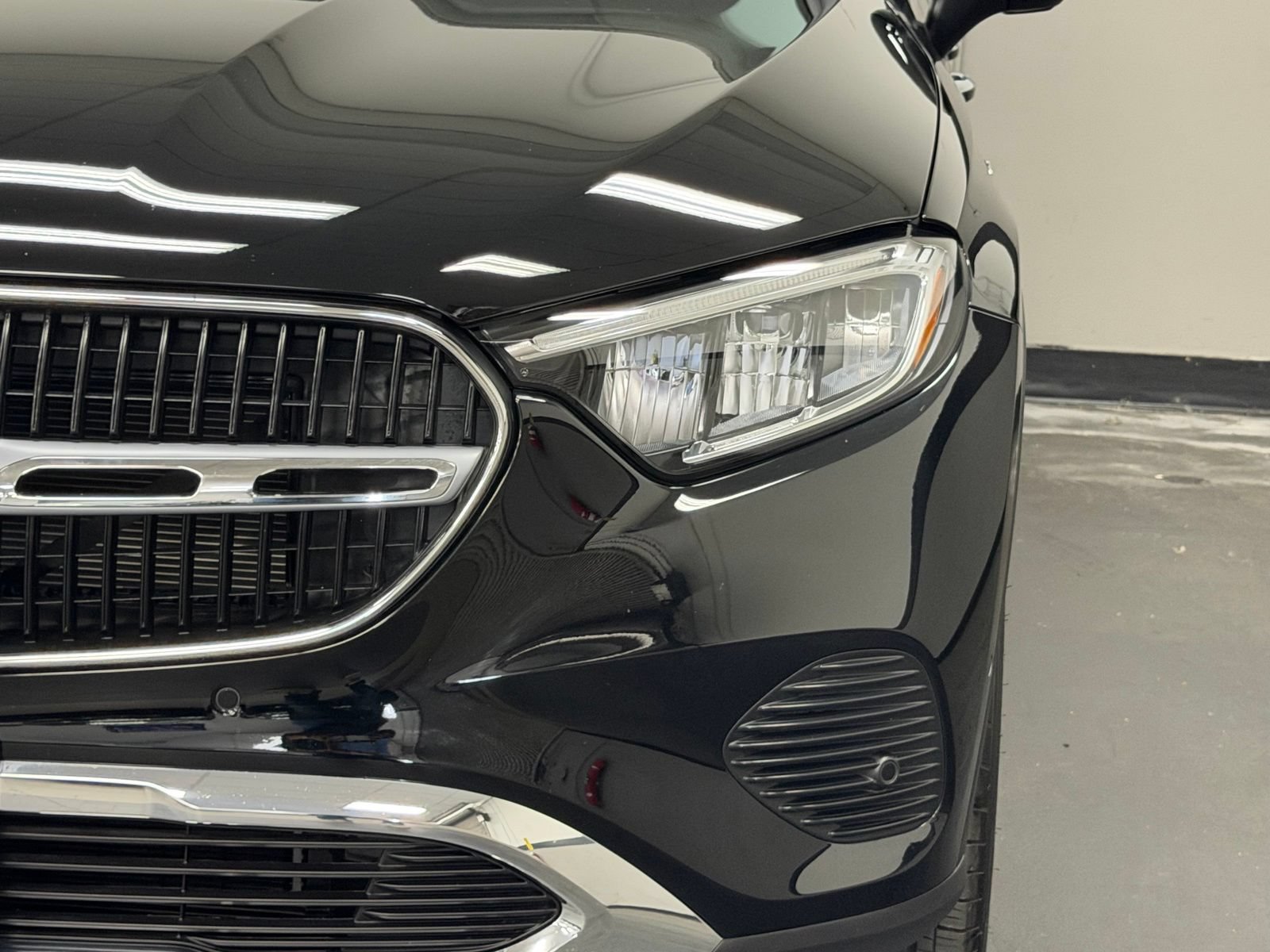 Used 2025 Mercedes-Benz GLC 350e 4MATIC image 7