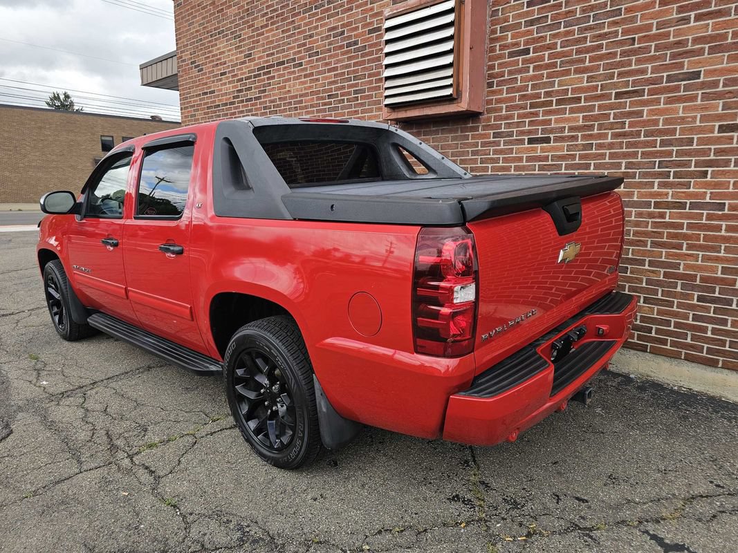 Used 2010 Chevrolet Avalanche LT w/ Regional Value Package AWD/4WD image 3