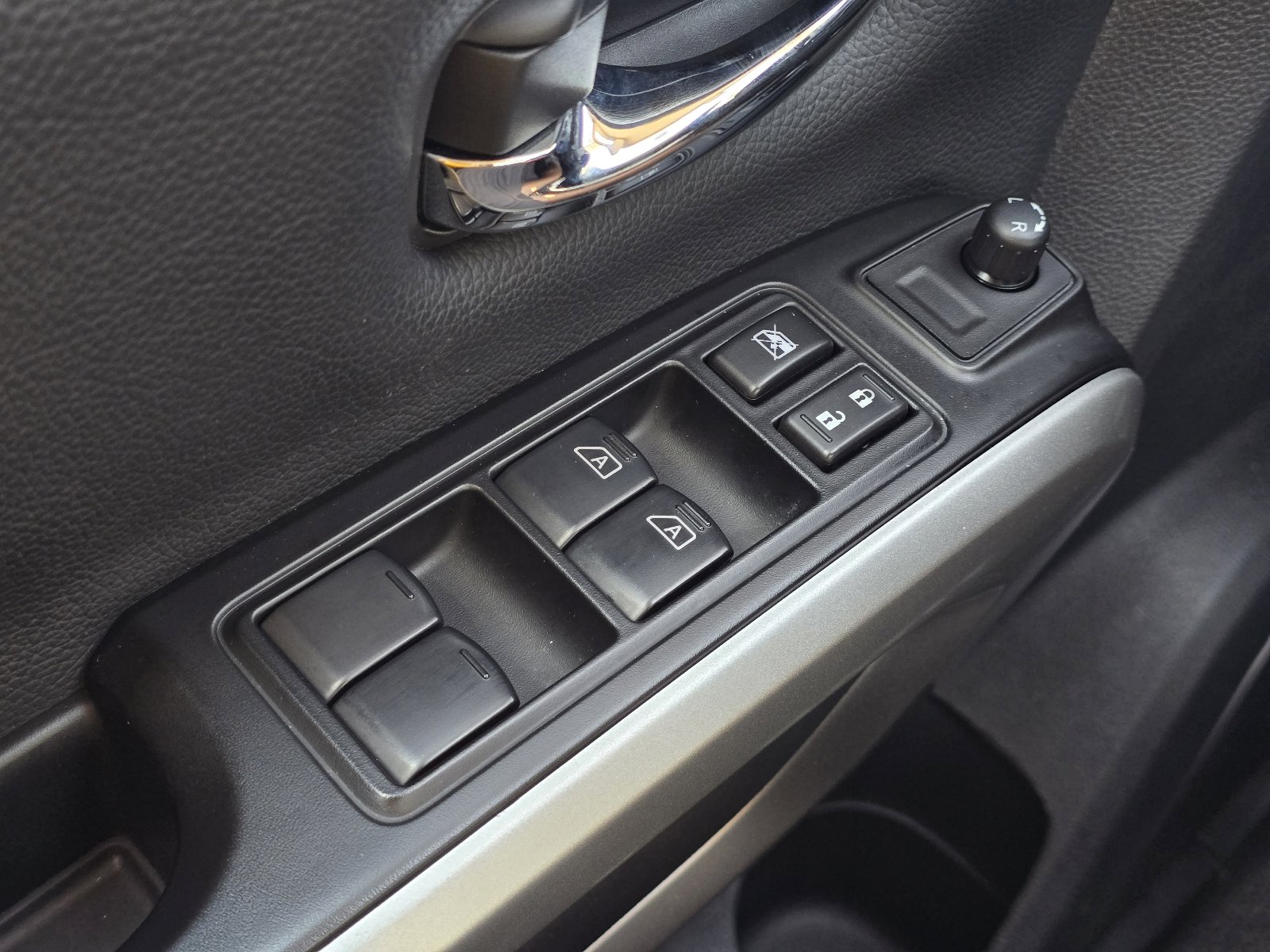 Used 2024 Nissan Titan SV image 24