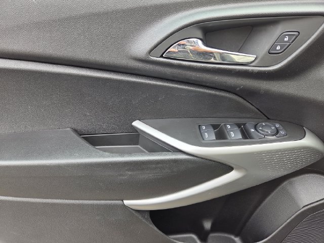 Used 2024 Chevrolet Trax RS w/ Sunroof Package FWD image 16