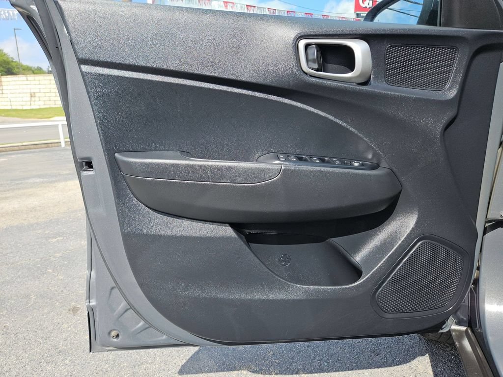 Used 2025 Hyundai Venue SEL FWD image 14