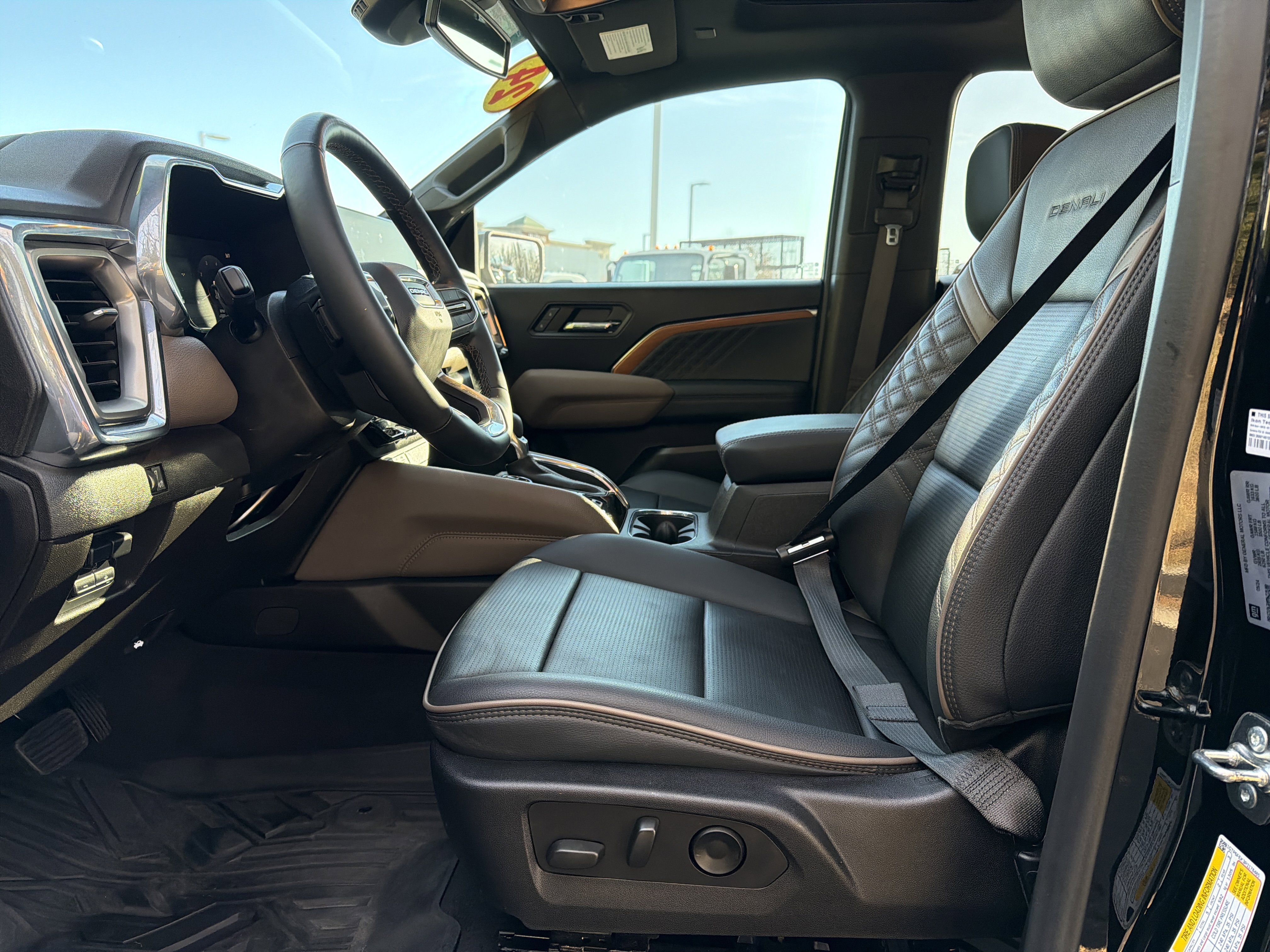 Used 2024 GMC Canyon Denali AWD/4WD image 16