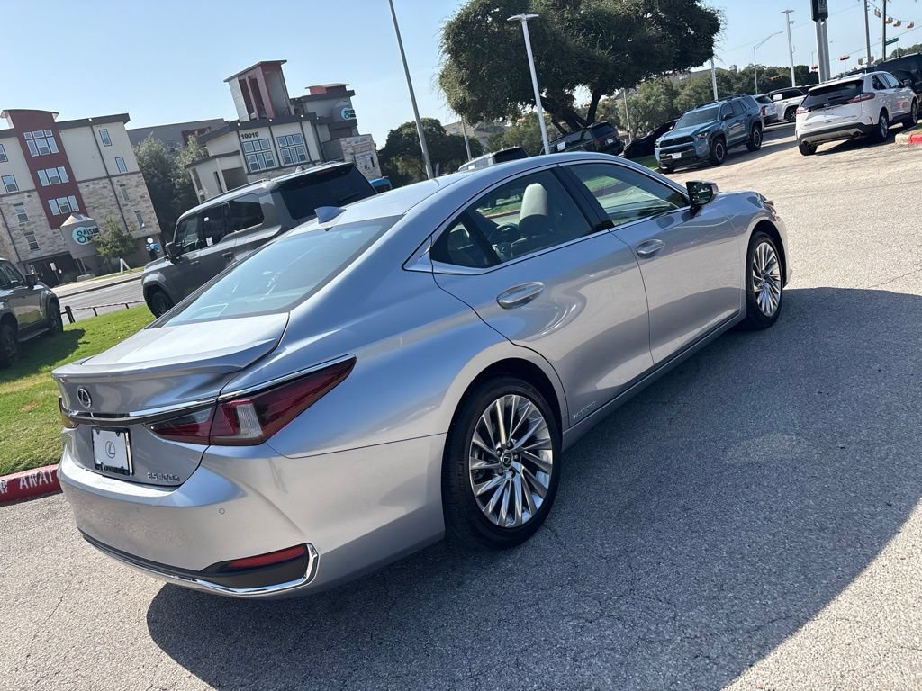 Certified 2022 Lexus ES 300h Ultra Luxury w/ Accessory Package 2 FWD image 5