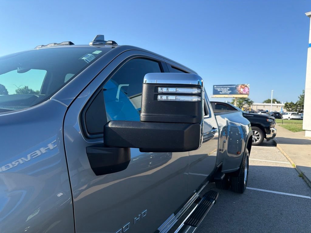 Used 2025 Chevrolet Silverado 3500 LTZ w/ LTZ Convenience Package AWD/4WD image 9
