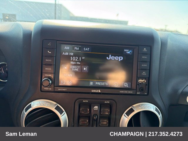 Used 2018 Jeep Wrangler Unlimited Sahara w/ Connectivity Group AWD/4WD image 12