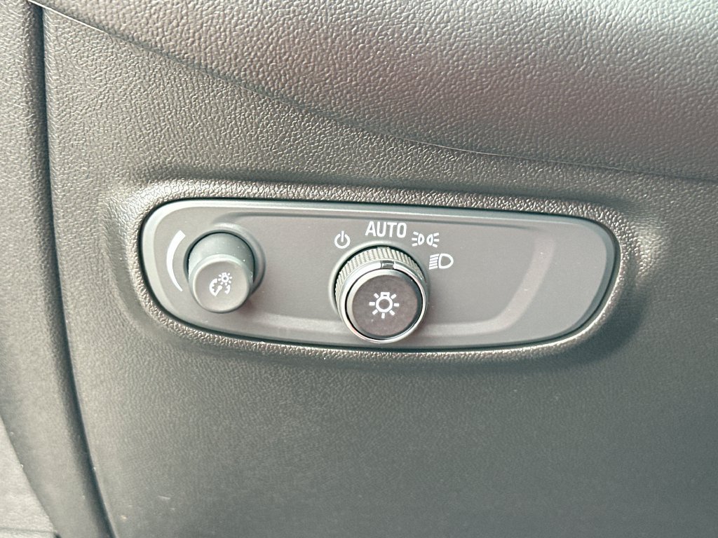 Used 2021 Chevrolet Equinox LS FWD image 10