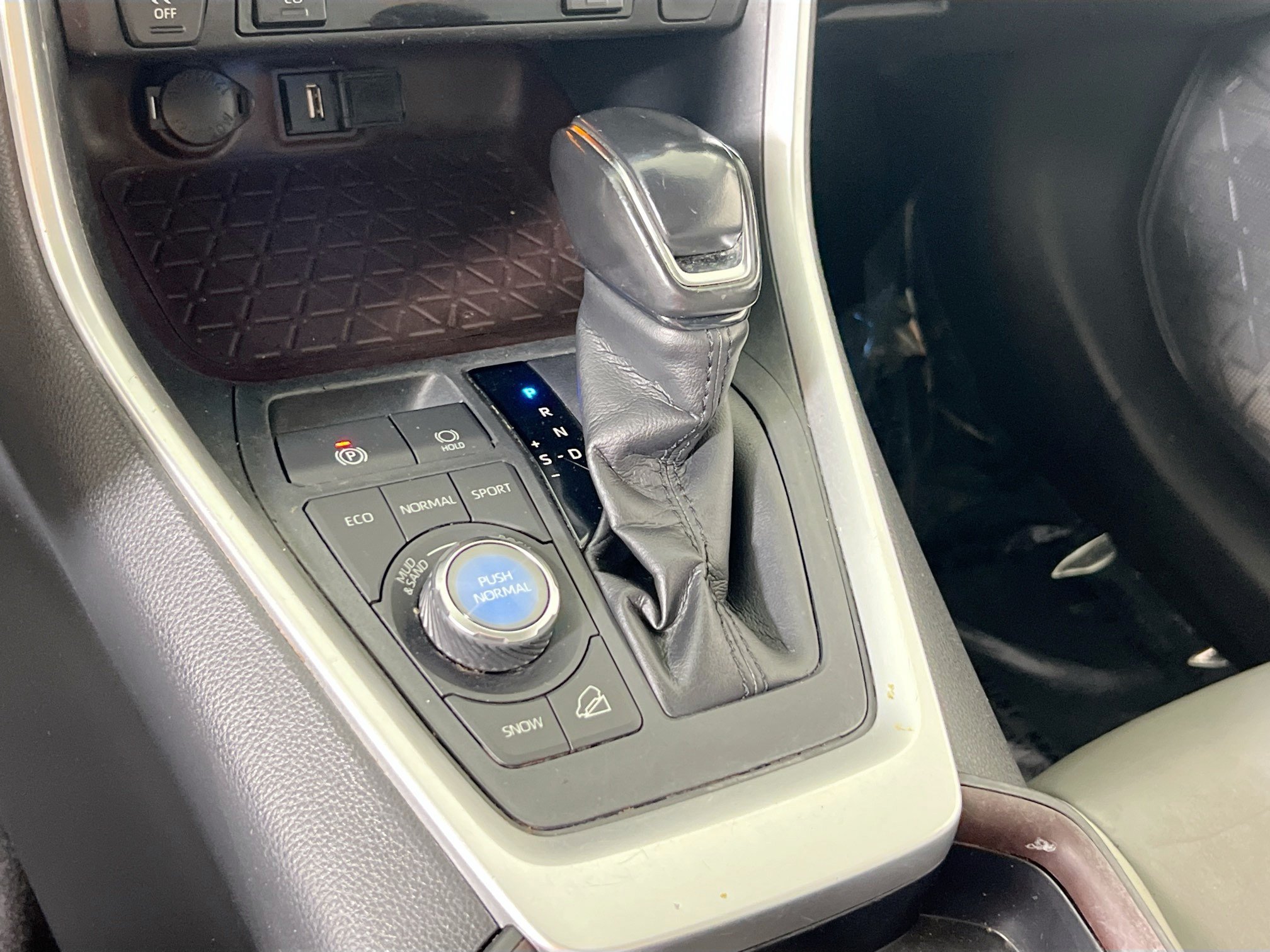 Used 2020 Toyota RAV4 Limited w/ All Weather Liner Package AWD/4WD image 17