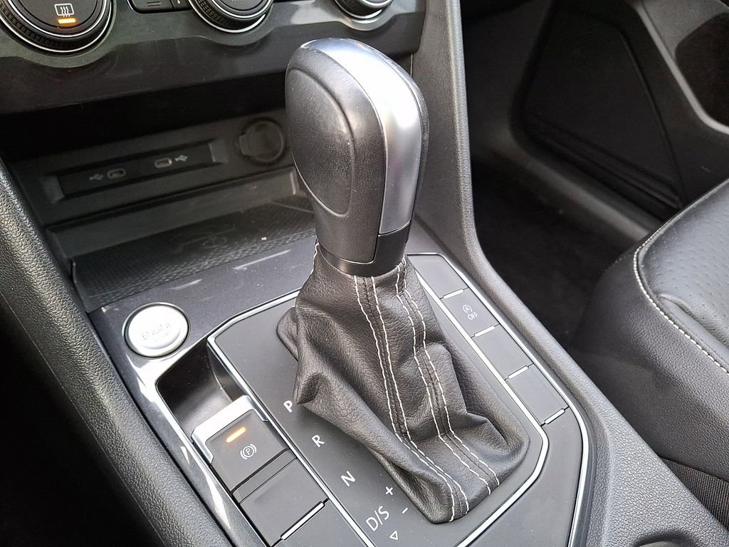 Used 2021 Volkswagen Tiguan SE w/ Panoramic Sunroof Package image 12