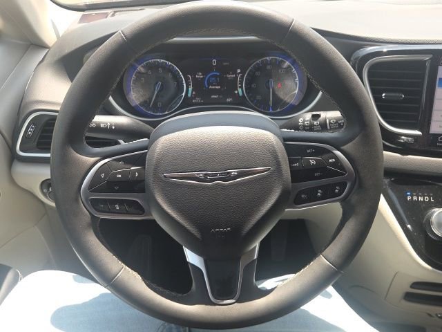 Used 2023 Chrysler Pacifica Touring-L FWD image 40