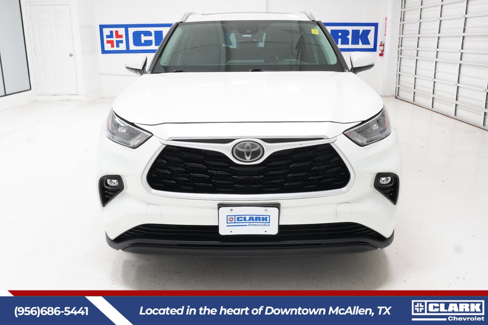 Used 2020 Toyota Highlander XLE FWD image 2