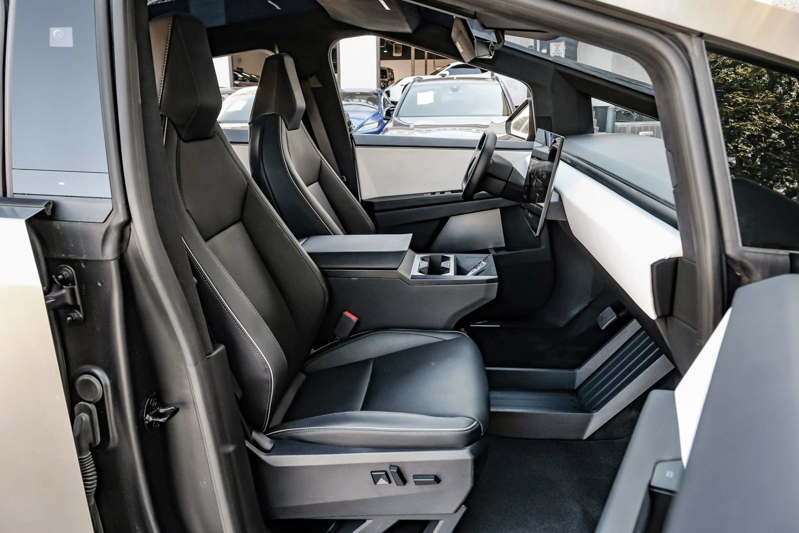 Used 2024 Tesla Cybertruck AWD Crew Cab image 46