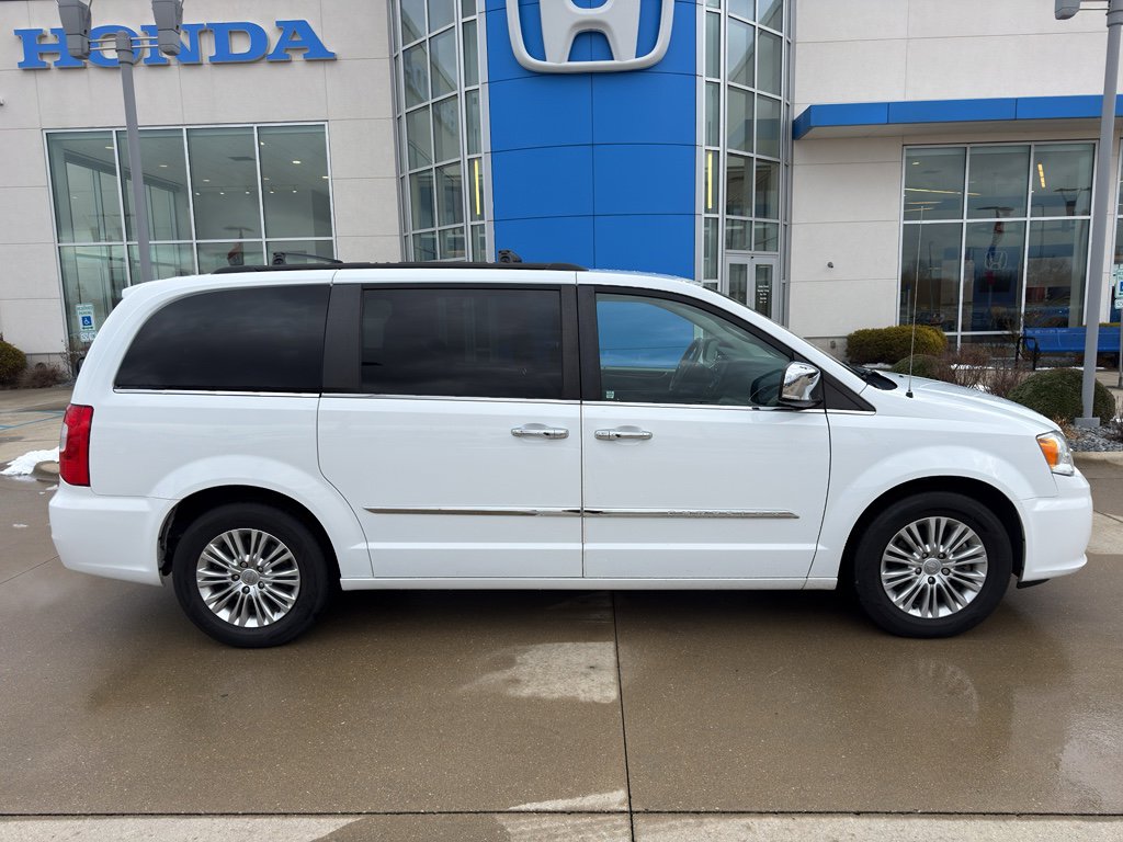 Used 2015 Chrysler Town & Country Touring-L w/ Driver Convenience Group FWD image 4