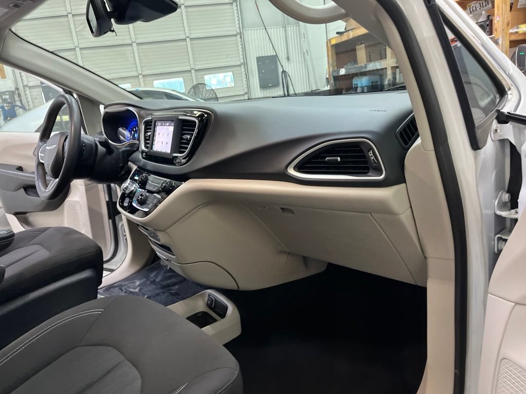 Used 2023 Chrysler Voyager LX FWD image 33