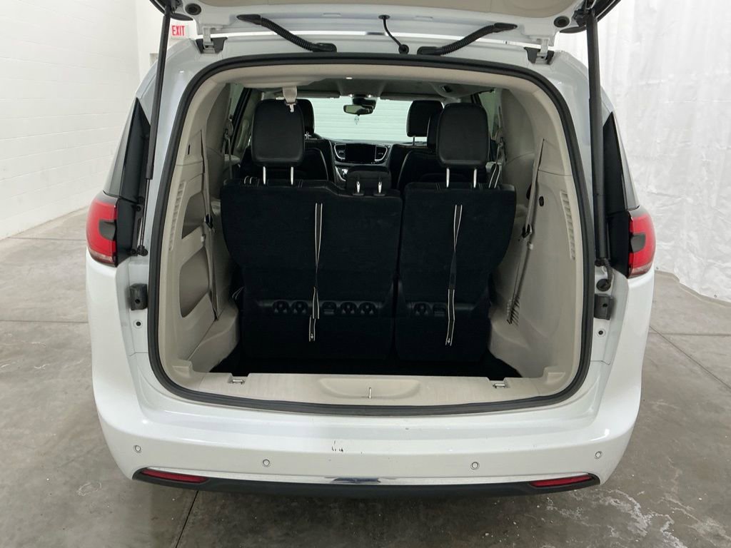 Used 2023 Chrysler Pacifica Touring-L image 20