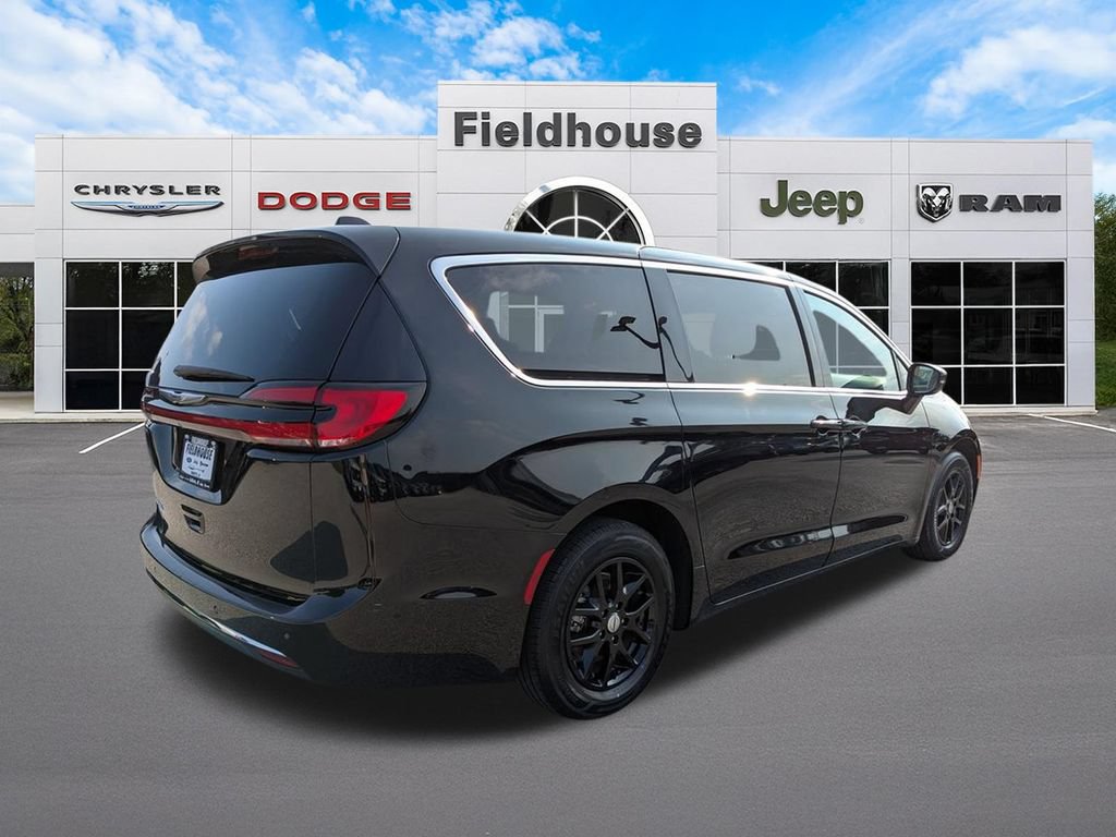 Used 2024 Chrysler Pacifica Touring-L FWD image 5