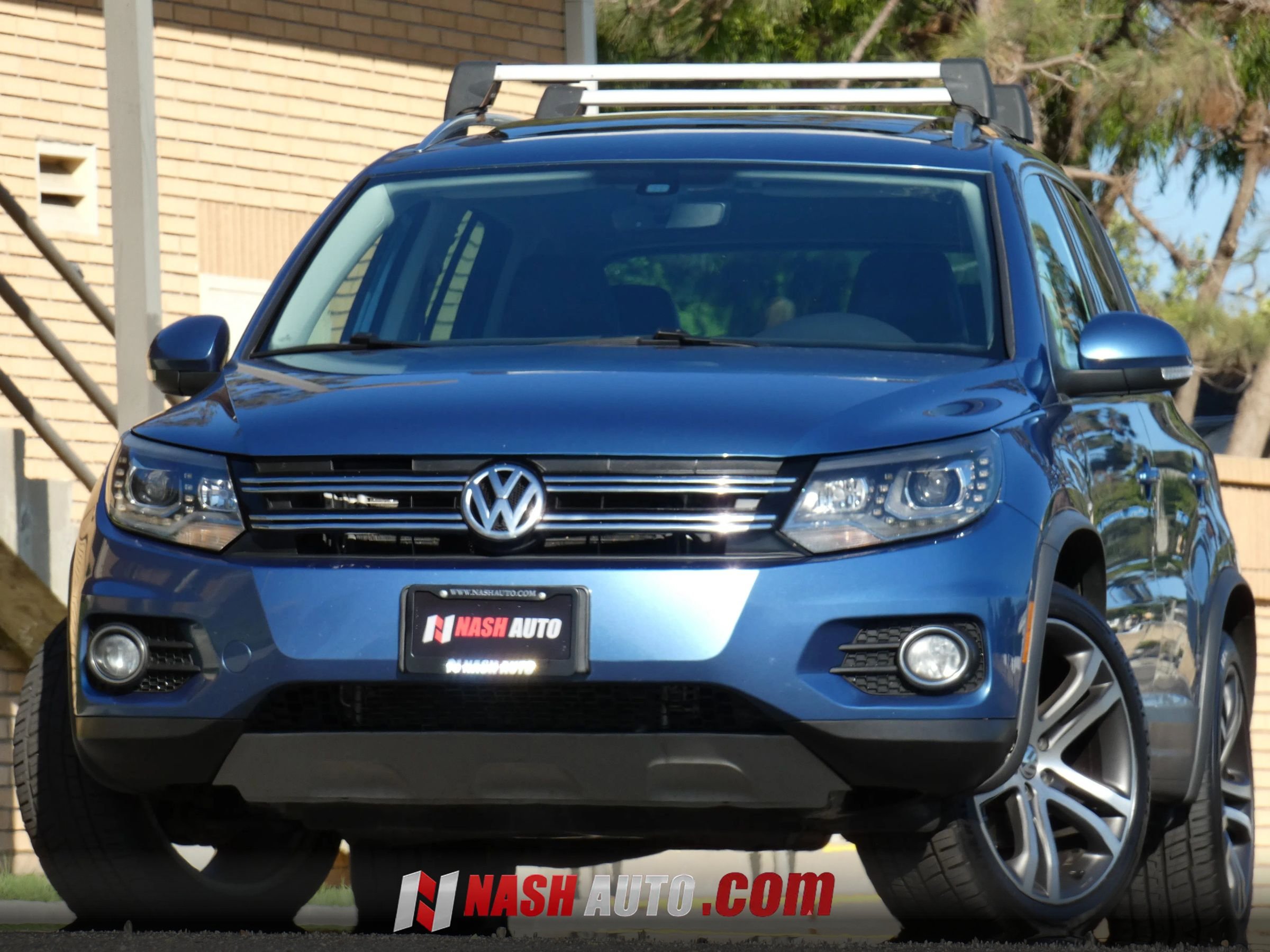 Used 2017 Volkswagen Tiguan SEL FWD image 2