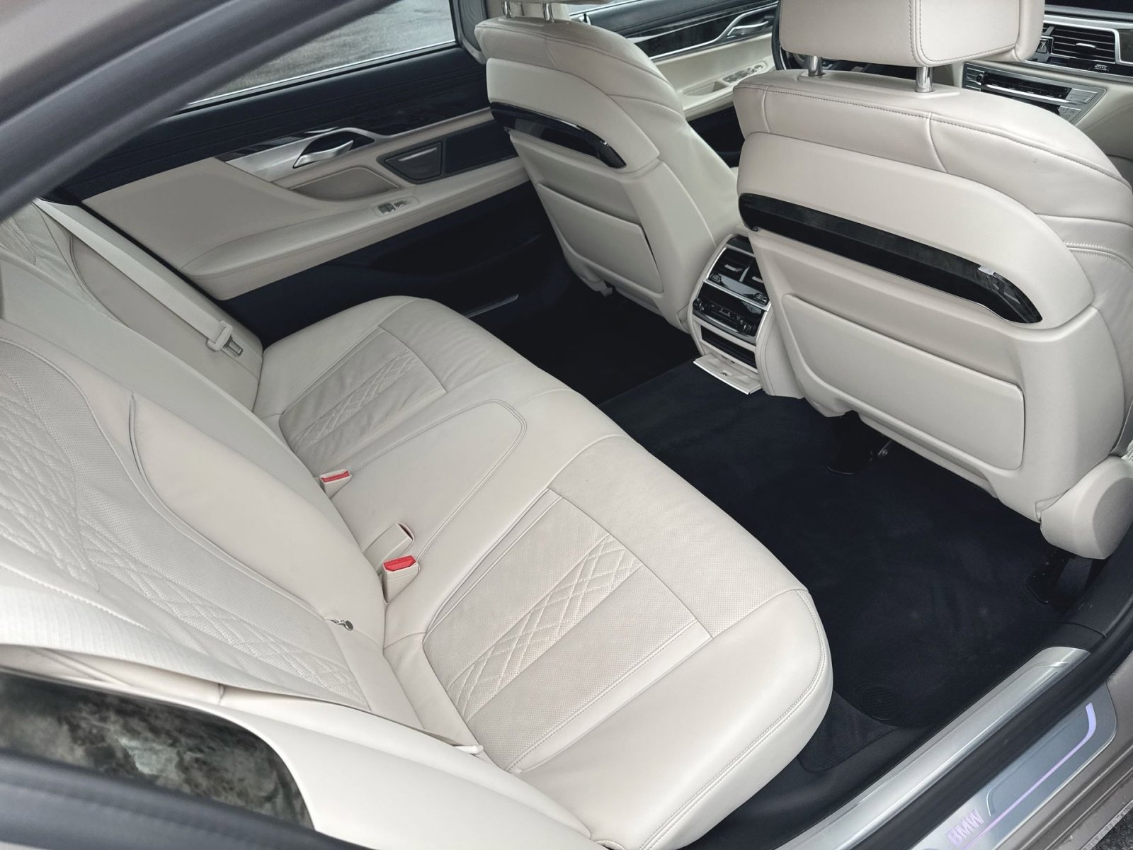 Used 2021 BMW 750i xDrive w/ Executive Package image 32