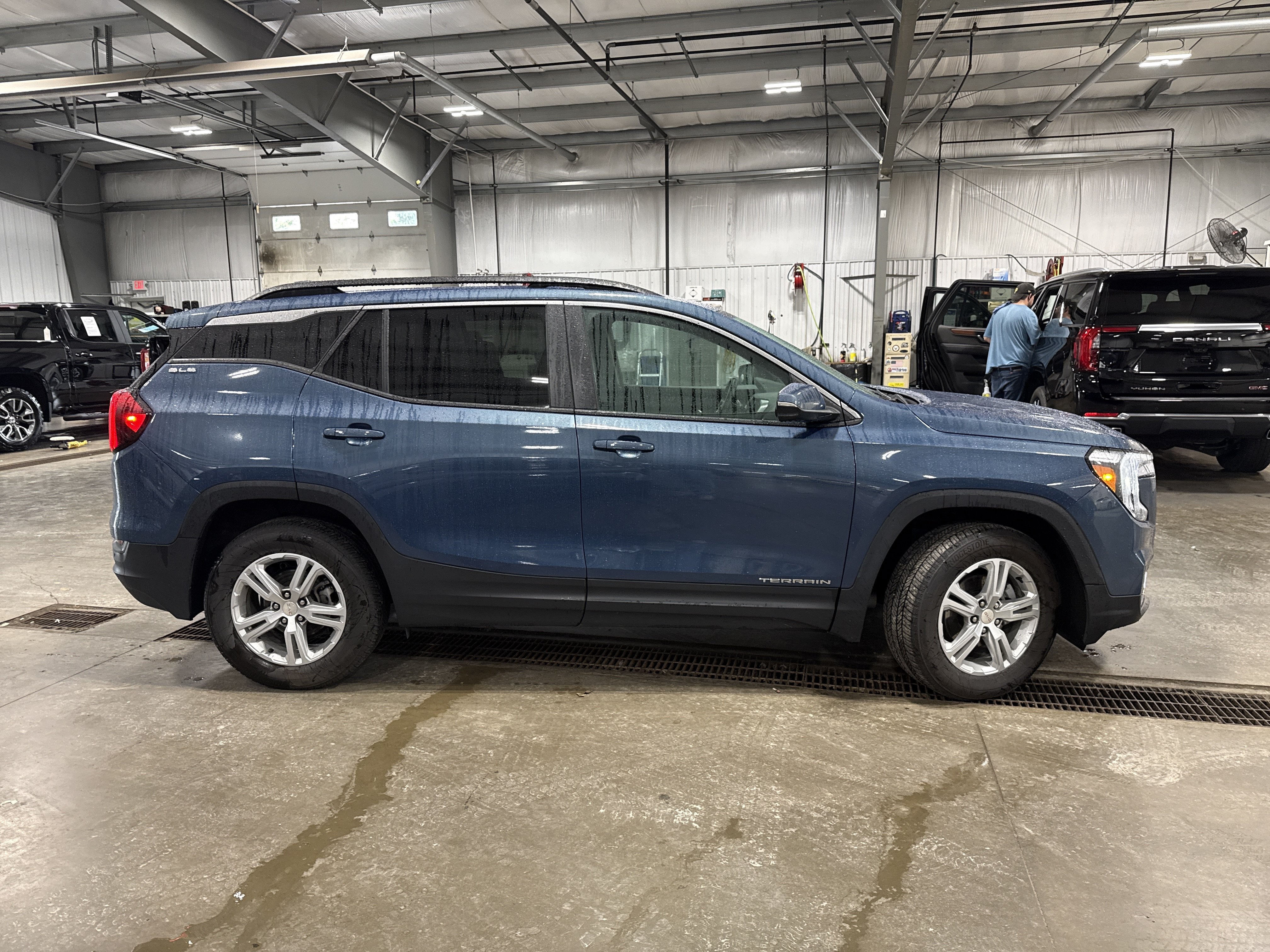 Used 2024 GMC Terrain SLE w/ Driver Convenience Package AWD/4WD image 2