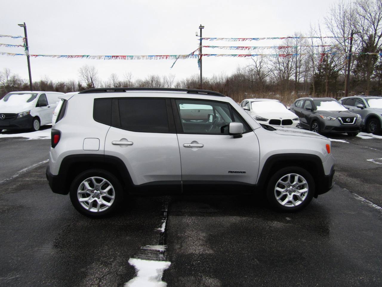 Used 2018 Jeep Renegade Latitude w/ Cold Weather Group FWD image 8