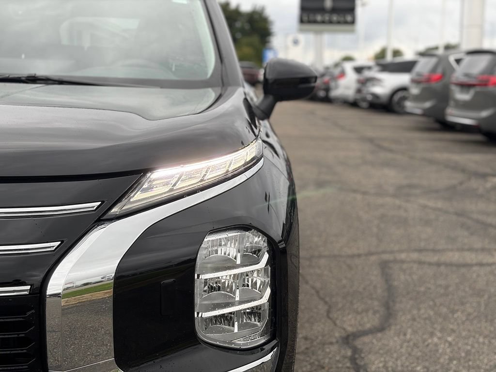 Used 2025 Mitsubishi Outlander ES AWD/4WD image 4