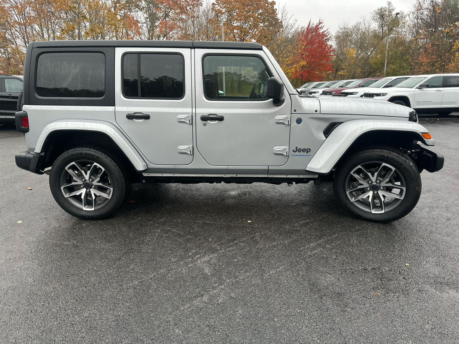 Used 2024 Jeep Wrangler Unlimited w/ Convenience Group AWD/4WD image 4