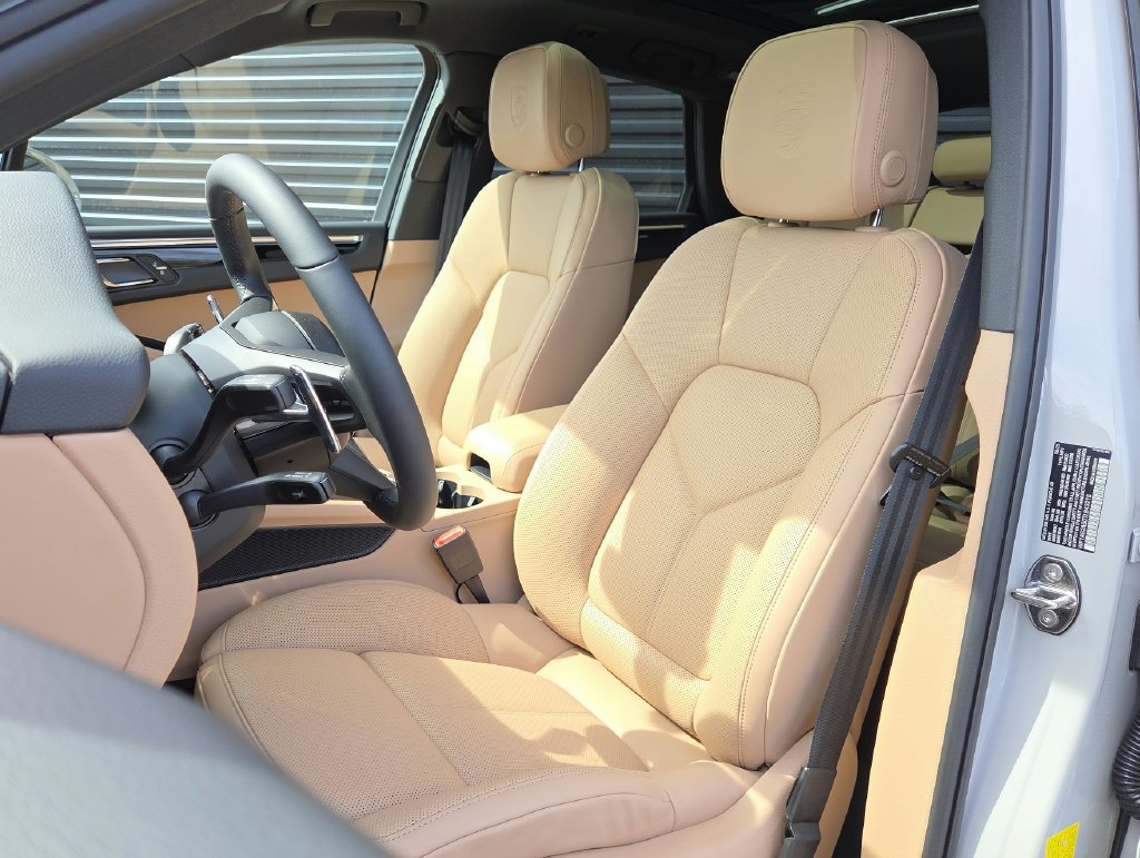 Certified 2026 Porsche Macan S AWD/4WD image 5