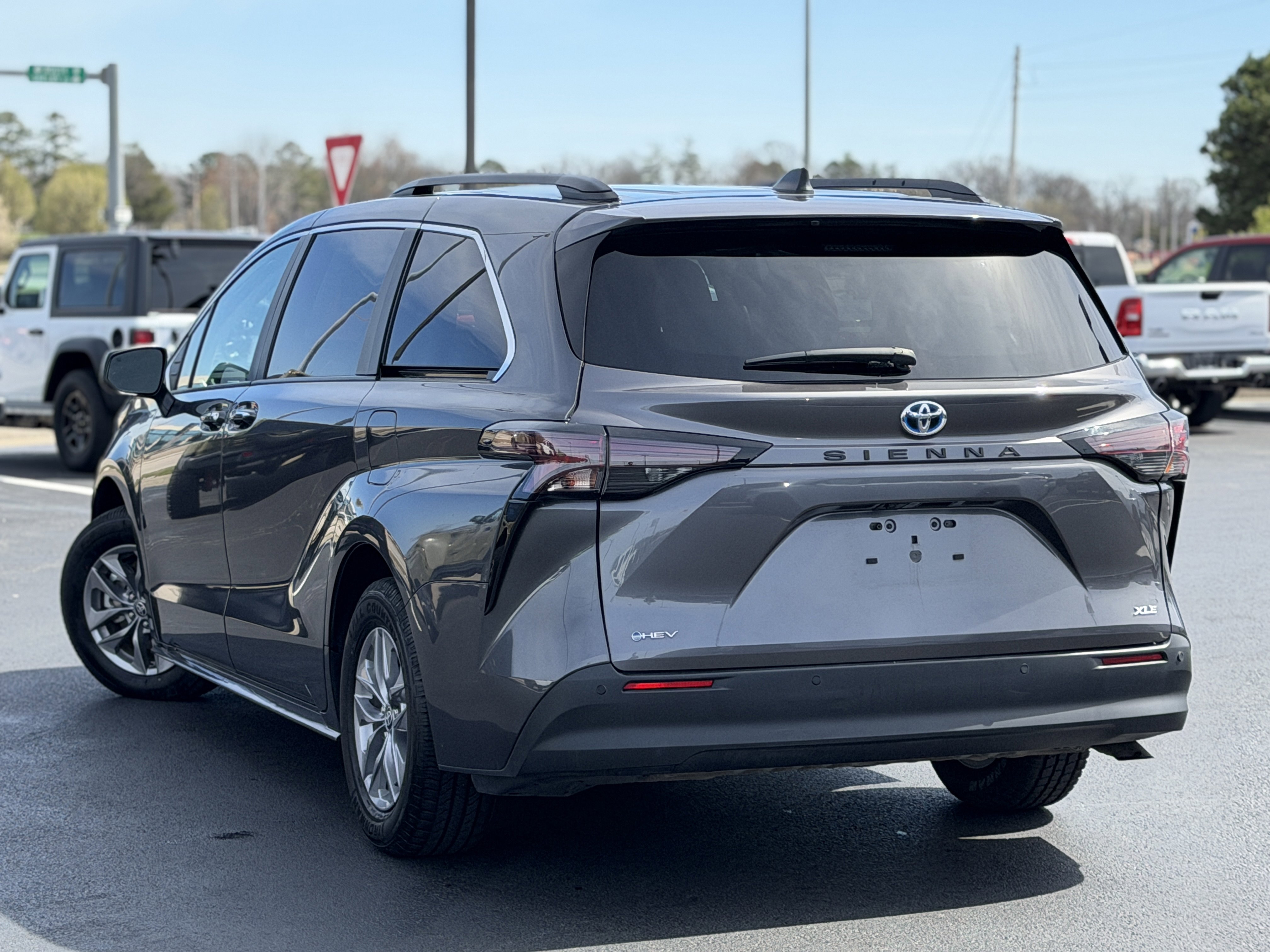 Used 2025 Toyota Sienna XLE FWD image 6