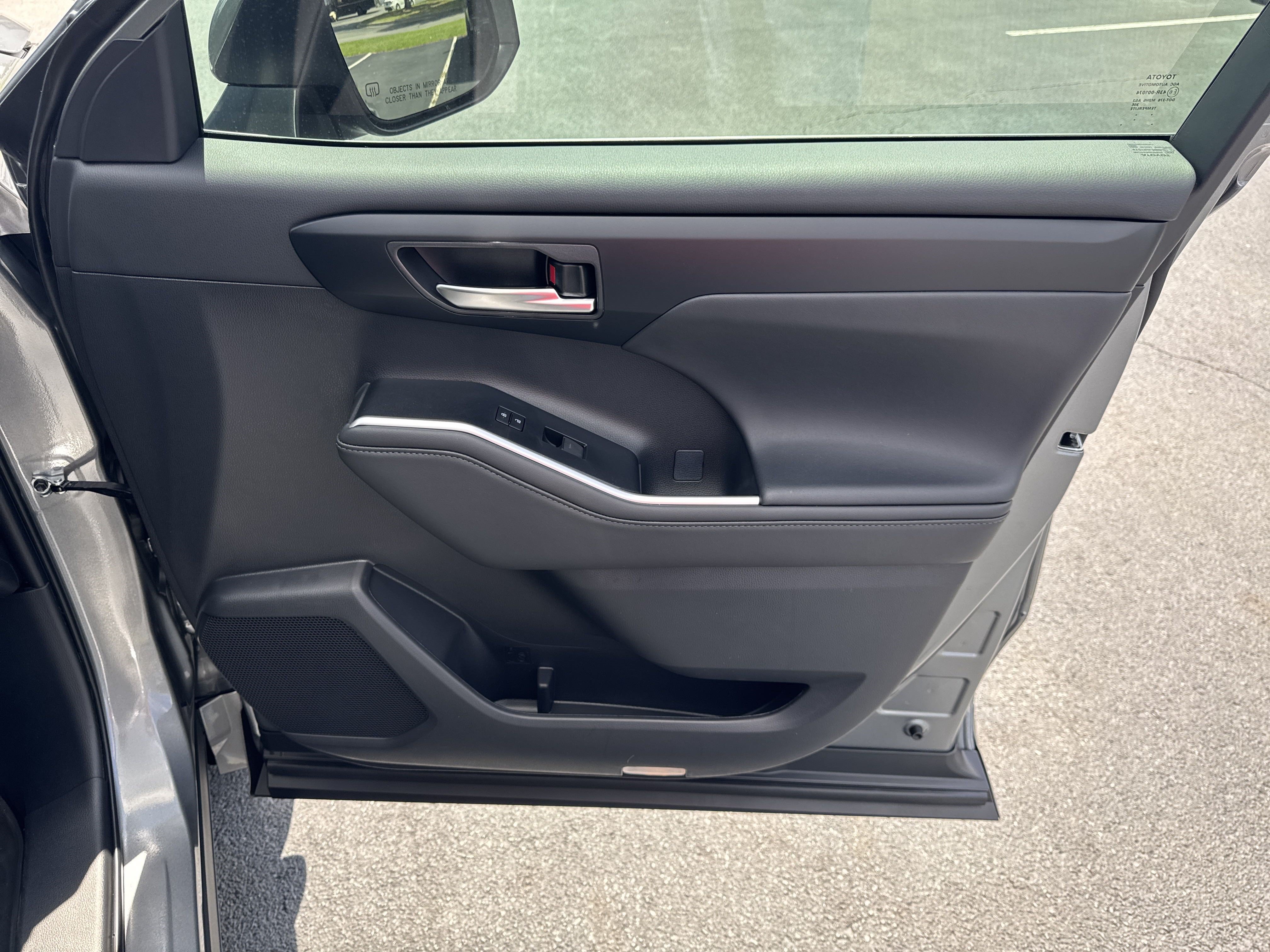 New 2025 Toyota Highlander XLE FWD image 37