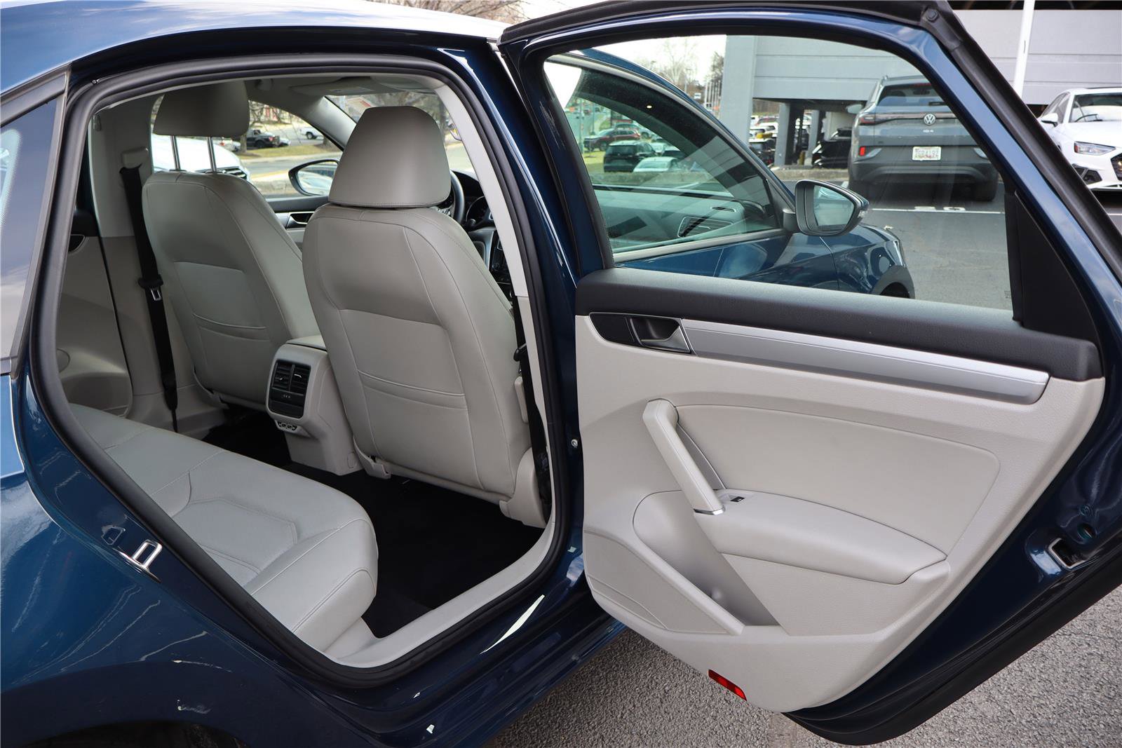 Used 2019 Volkswagen Passat 2.0T Wolfsburg image 28