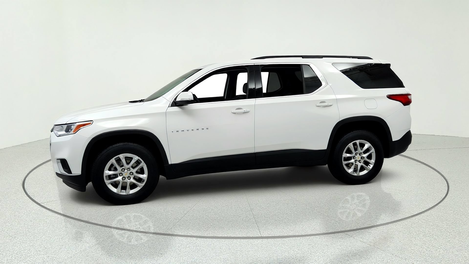Used 2021 Chevrolet Traverse LT FWD image 2