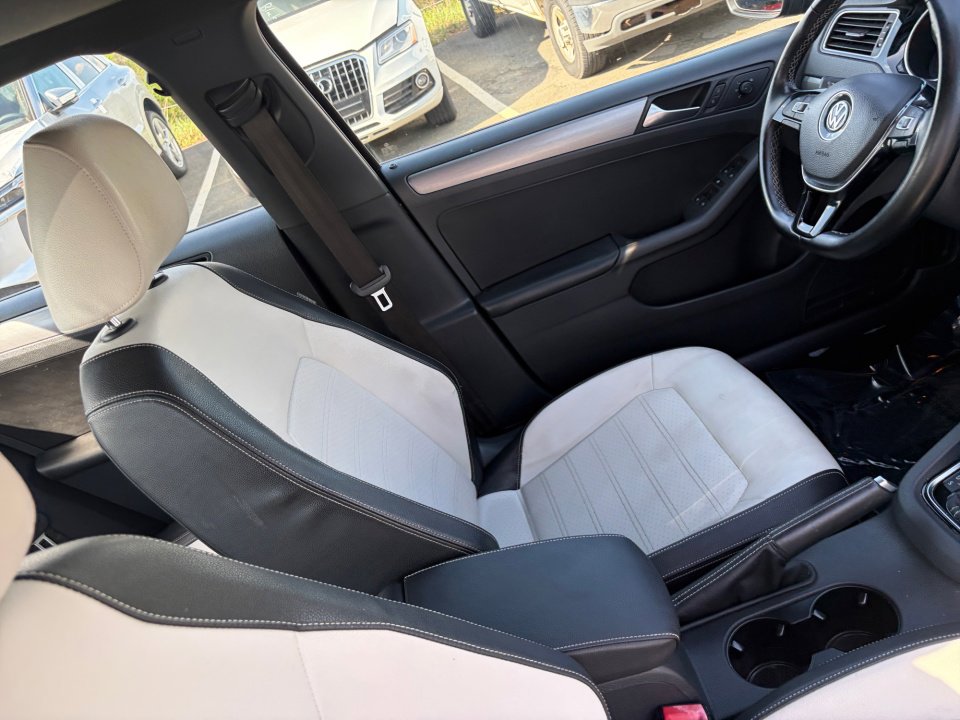 Used 2016 Volkswagen Jetta Sport image 32