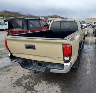 Used 2018 Toyota Tacoma TRD Off-Road AWD/4WD image 3